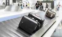 Gepäckförderband am Flughafen mit Koffer