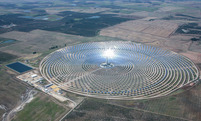 Torresol Energy Gemasolar, Spanien Ansicht auf Solarplatten von unten